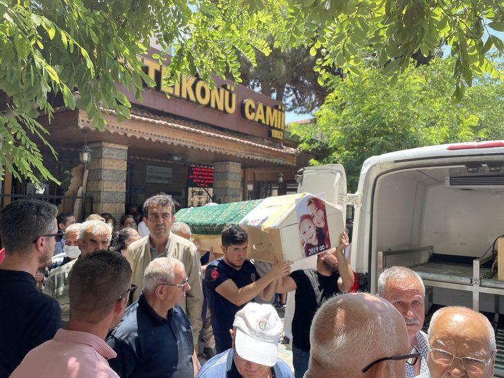 Tekirdağ'da eski eşinin öldürdüğü kadın ve çocuğunun cenazesi defnedildi G3