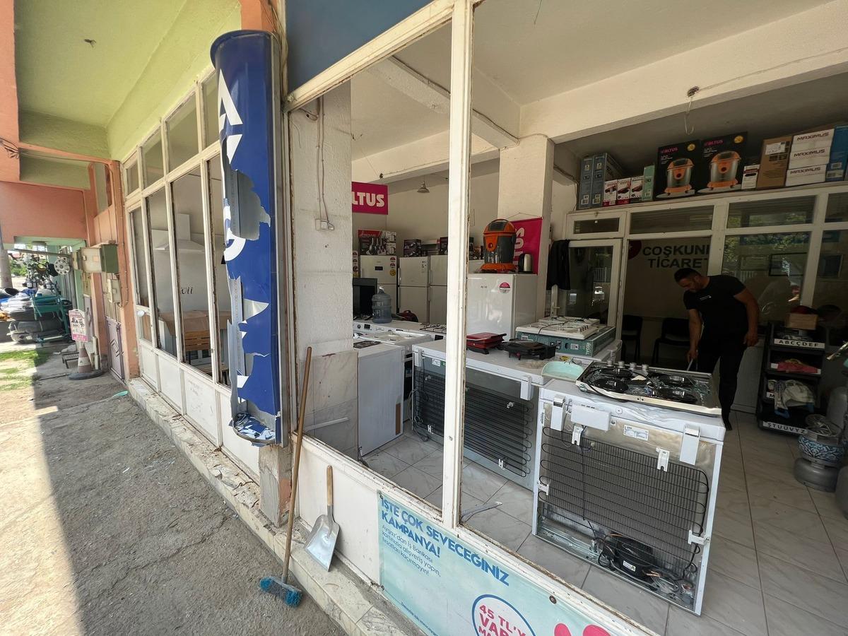 Isparta'da bir kişinin iş yeri camlarını sopayla kırması kameraya yansıdı