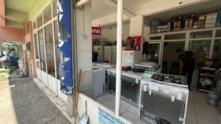 Isparta'da bir kişinin iş yeri camlarını sopayla kırması kameraya yansıdı