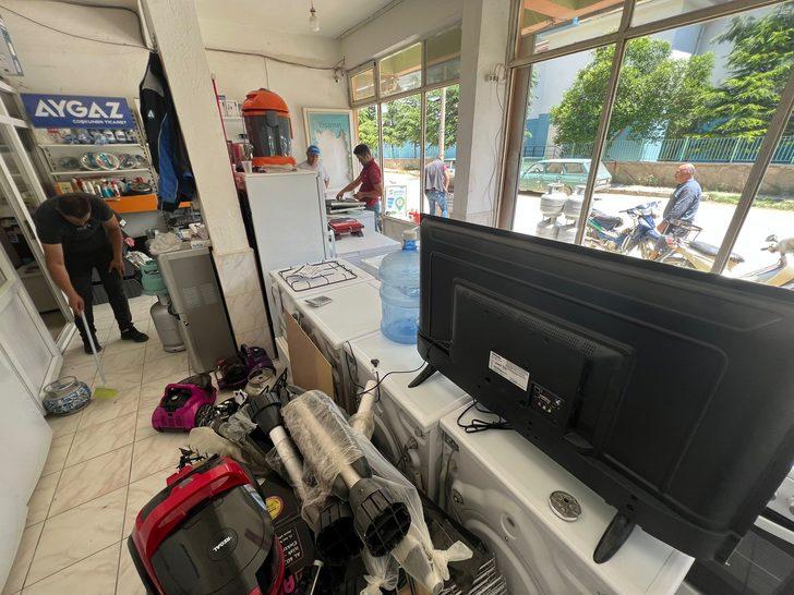 Isparta'da bir kişinin iş yeri camlarını sopayla kırması kameraya yansıdı G2