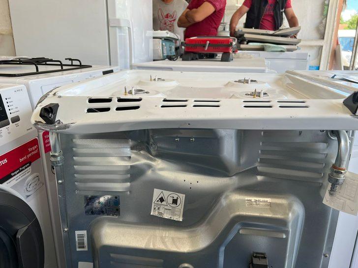 Isparta'da bir kişinin iş yeri camlarını sopayla kırması kameraya yansıdı G3