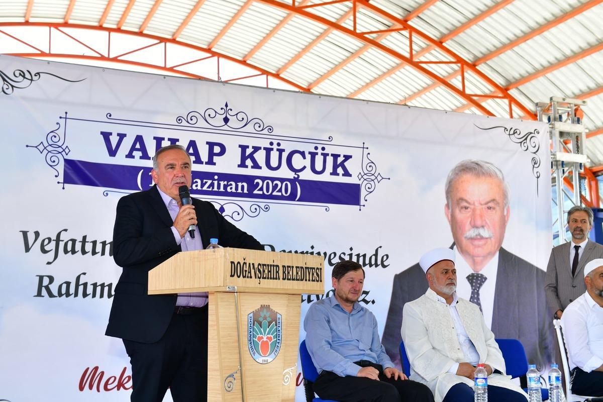 LC Waikiki Y&ouml;netim Kurulu Başkanı K&uuml;&ccedil;&uuml;k'&uuml;n babası &ouml;l&uuml;m yıl d&ouml;n&uuml;m&uuml;nde anıldı