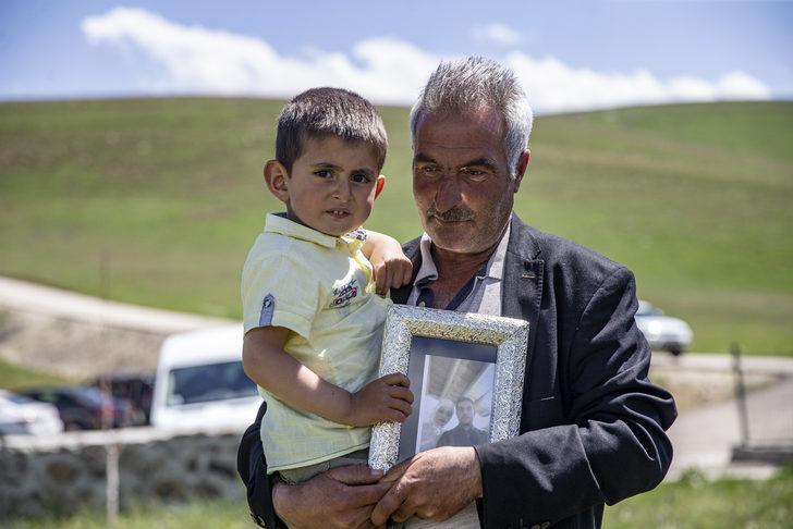 Terör örgütü PKK'nın üç yıl önce katlettiği amca ve yeğeni mezarları başında anıldı G3