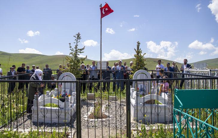Terör örgütü PKK'nın üç yıl önce katlettiği amca ve yeğeni mezarları başında anıldı G4