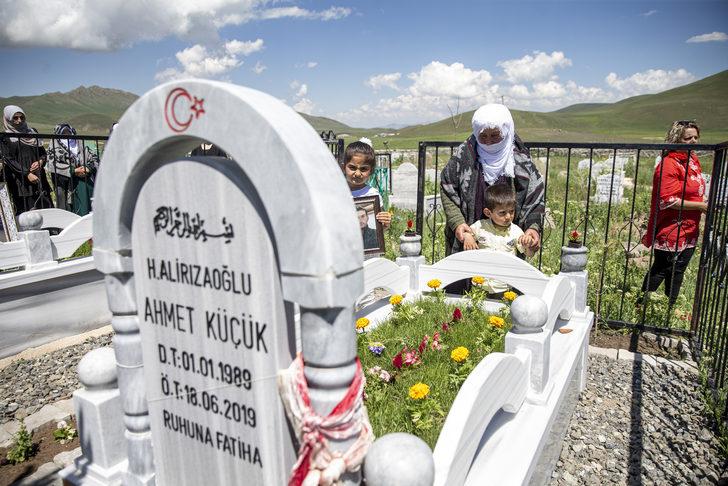 Terör örgütü PKK'nın üç yıl önce katlettiği amca ve yeğeni mezarları başında anıldı G5