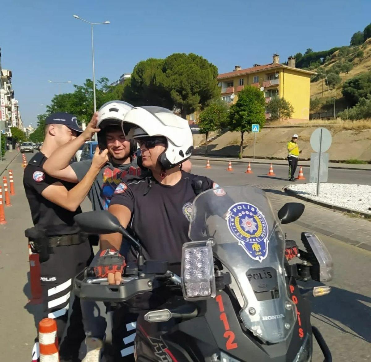 Aydın'da trafik kazası ge&ccedil;iren adayı YKS'ye amcası yetiştirdi