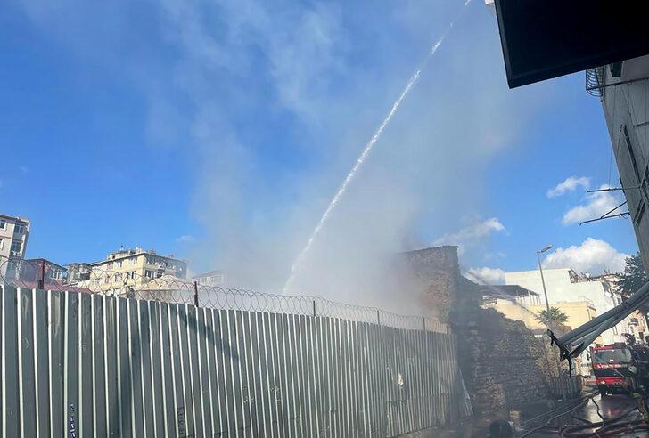 Fatih'te emniyete ait depoda yangın G2