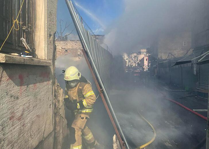 Fatih'te emniyete ait depoda yangın G3