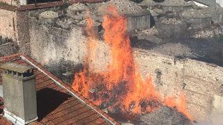 Emniyet'e ait depoda korkutan yangın! Sokak ve caddeler trafiğe kapatıldı