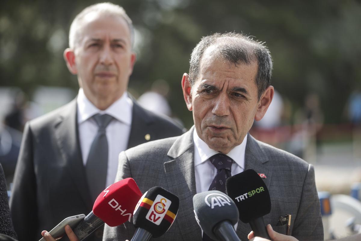 Galatasaray Başkanı Dursun &Ouml;zbek, y&ouml;netim kurulu &uuml;yeleriyle Anıtkabir'i ziyaret etti