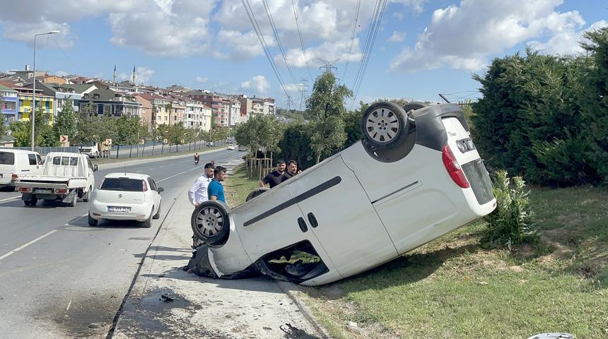 İstanbul'da panelvanla motosiklet çarpıştı, 2 kişi yaralandı