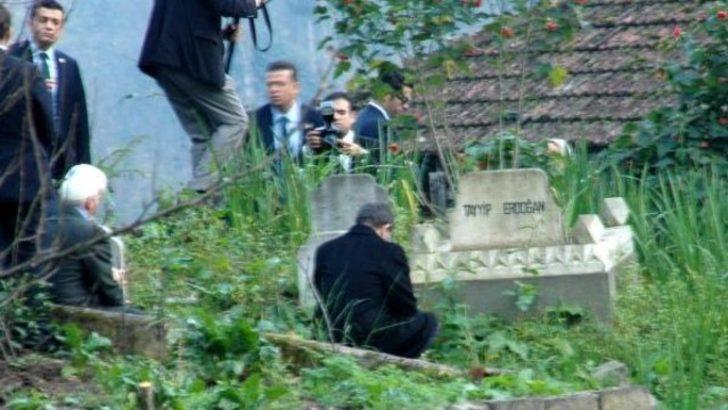Başbakan Ahmet Davutoğlu, Tayyip Erdoğan'ın mezarını ziyaret etti