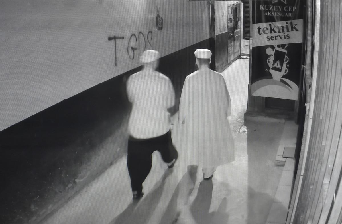 Atat&uuml;rkl&uuml; T&uuml;rk bayrağının yere atılmasıyla ilgili 2 ş&uuml;pheli g&ouml;zaltına alındı