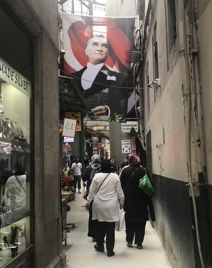 Atatürklü Türk bayrağının yere atılmasıyla ilgili 2 şüpheli gözaltına alındı G3