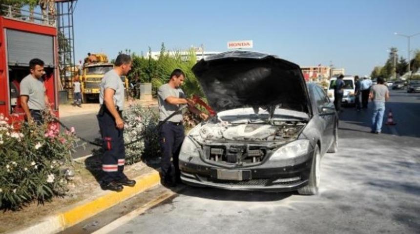 Eski Bakan &Ccedil;avuşoğlu'nun makam aracı alev aldı