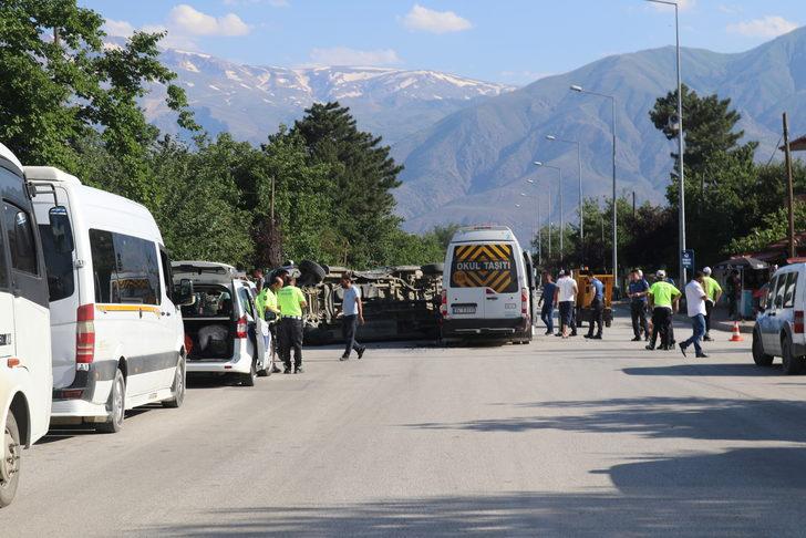 Erzincan'da iki minibüsün çarpıştığı kazada 7 kişi yaralandı G2