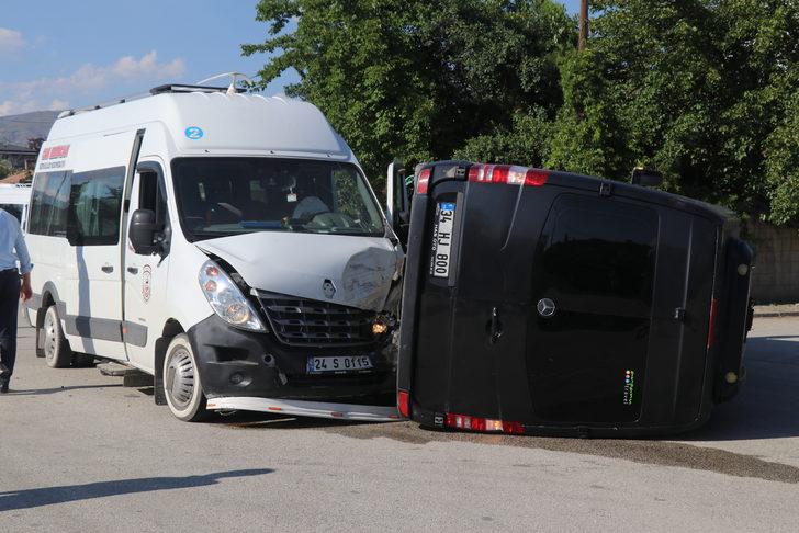 Erzincan'da iki minibüsün çarpıştığı kazada 7 kişi yaralandı G4