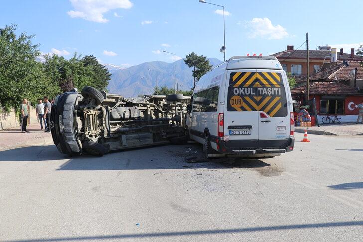 Erzincan'da iki minibüsün çarpıştığı kazada 7 kişi yaralandı G5