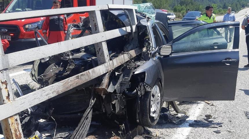 Feci kaza: Bariyere ok gibi saplandı! Çok sayıda yaralı var