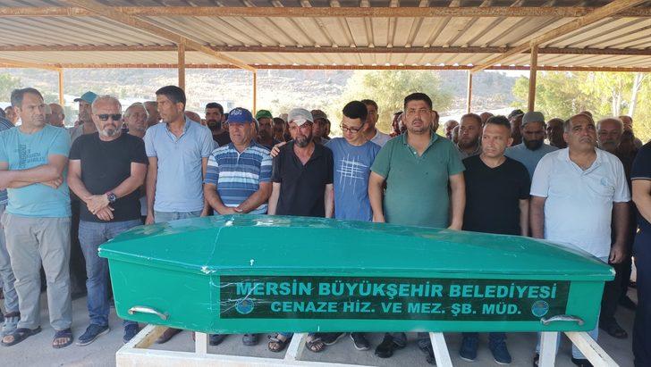 Mersin'de düğüne giderken trafik kazasında ölen anne ile kızının cenazeleri defnedildi G3