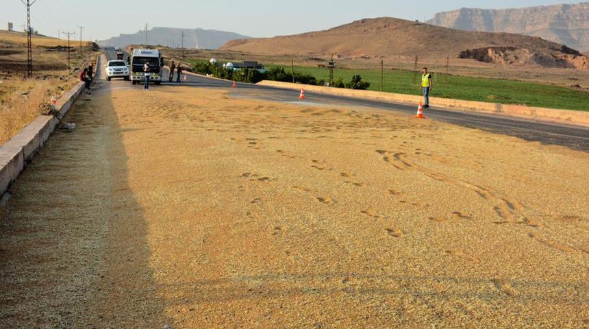 Mardin'de kamyon devrildi! Tonlarcası yola döküldü, asfaltı kapladı