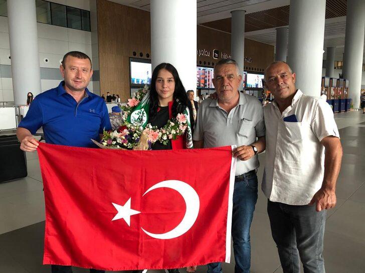 Avrupa ikincisi milli güreşçi Duygu Gen, Balıkesir'de törenle karşılandı G1