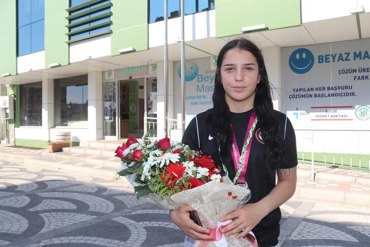 Avrupa ikincisi milli güreşçi Duygu Gen, Balıkesir'de törenle karşılandı G2