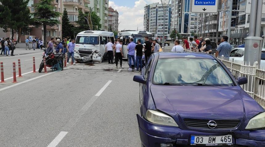 Afyonkarahisar'da 9 aracın karıştığı zincirleme trafik kazasında 19 kişi yaralandı