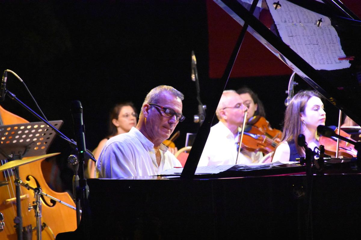 Kerem G&ouml;rsev Trio, Marmaris'te sahne aldı