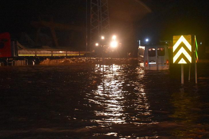 GÜNCELLEME - Afyonkarahisar'da sağanak etkili oldu G4