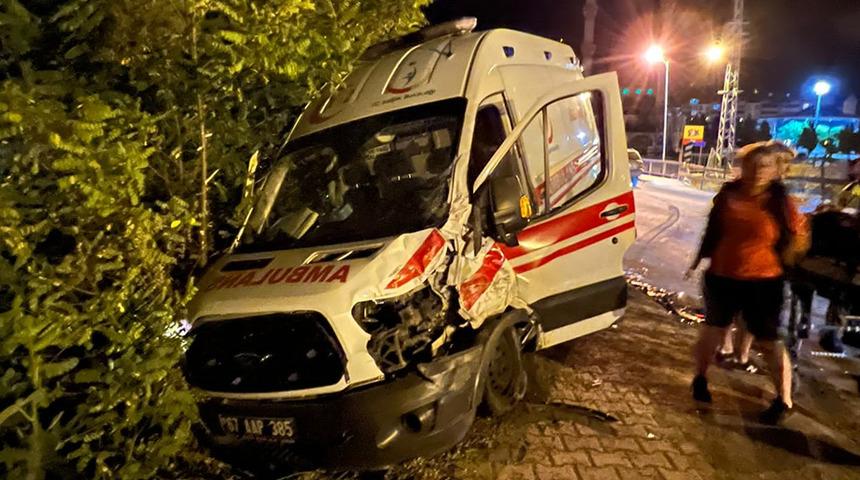 Trafik kazasına giden ambulanslar çarpıştı! 3 sağlık çalışanı yaralandı
