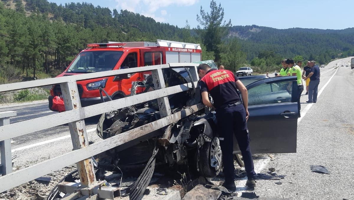 Muğla'da k&ouml;pr&uuml; bariyerine &ccedil;arpan otomobildeki 3 kişi yaralandı
