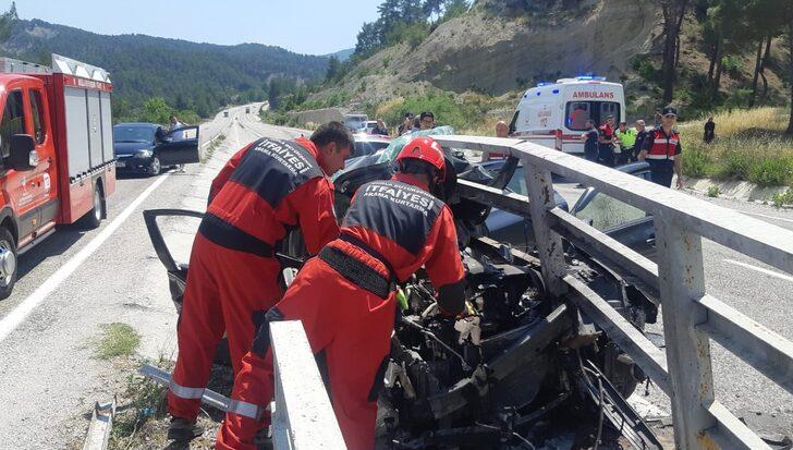 Muğla'da köprü bariyerine çarpan otomobildeki 3 kişi yaralandı G2