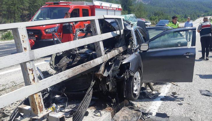 Muğla'da köprü bariyerine çarpan otomobildeki 3 kişi yaralandı G4