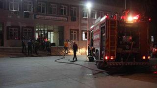 Çocukların tehlikeli oyunu kötü bitti: Okulu yaktılar! O anlar kameralara yansıdı