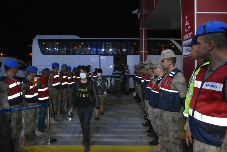Afganistan uyruklu 227 düzensiz göçmen sınır dışı edildi G1