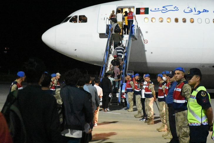 Afganistan uyruklu 227 düzensiz göçmen sınır dışı edildi G2