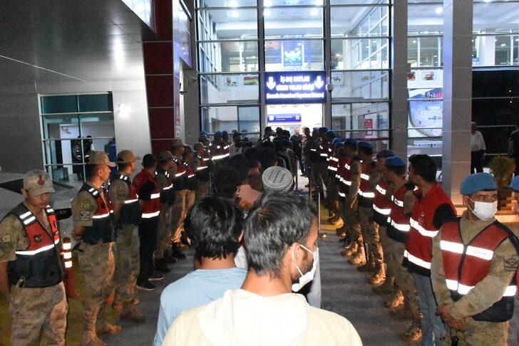 Afganistan uyruklu 227 düzensiz göçmen sınır dışı edildi G4