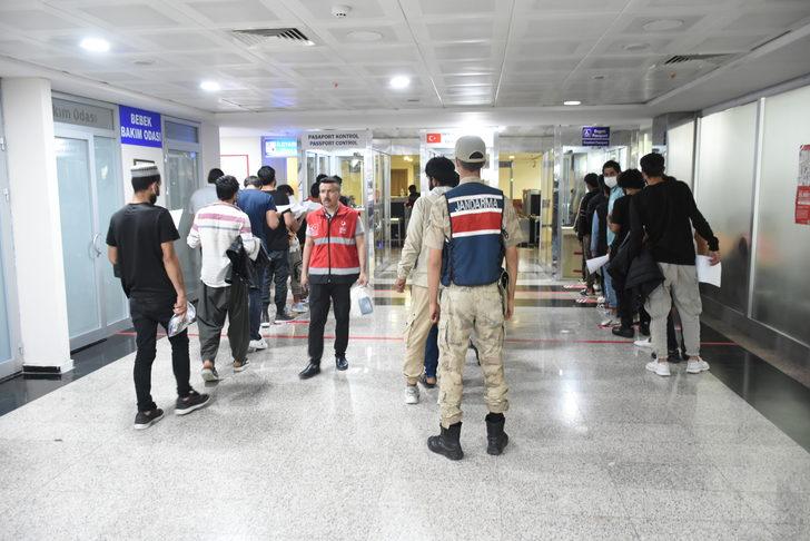 Afganistan uyruklu 227 düzensiz göçmen sınır dışı edildi G5