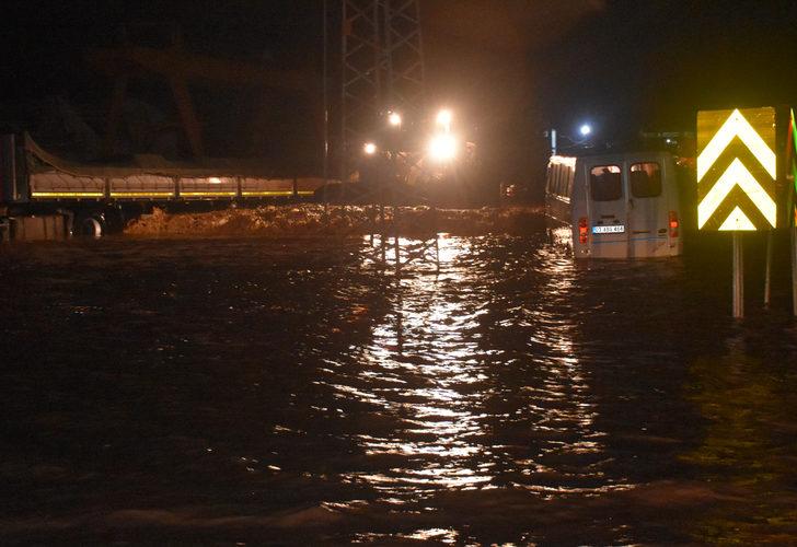 Sel nedeniyle 15 kilometrelik araç kuyruğu oluşmuştu! Afyonkarahisar-Ankara karayolu ulaşıma açıldı