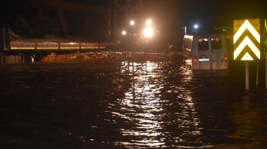 Sel nedeniyle 15 kilometrelik araç kuyruğu oluşmuştu! Afyonkarahisar-Ankara karayolu ulaşıma açıldı