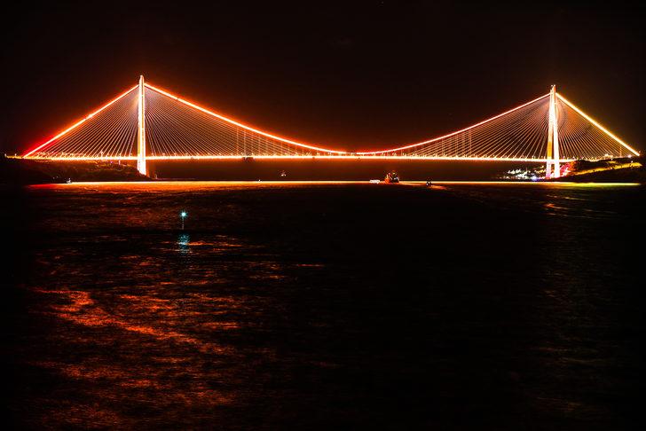 İstanbul’un köprüleri Sahil Güvenlik Komutanlığının 40. yılı için aydınlatıldı G1