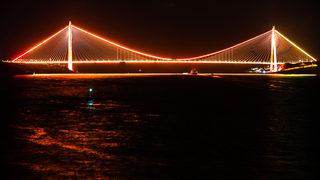 İstanbul’un köprüleri Sahil Güvenlik Komutanlığının 40. yılı için aydınlatıldı