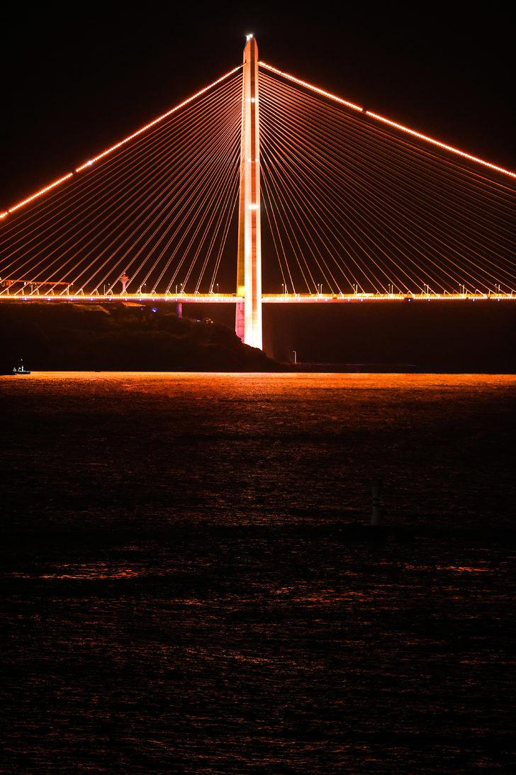 İstanbul’un köprüleri Sahil Güvenlik Komutanlığının 40. yılı için aydınlatıldı G3