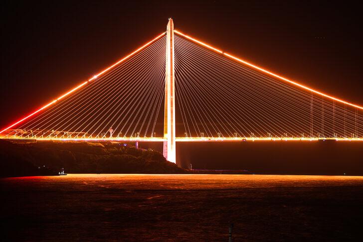 İstanbul’un köprüleri Sahil Güvenlik Komutanlığının 40. yılı için aydınlatıldı G4