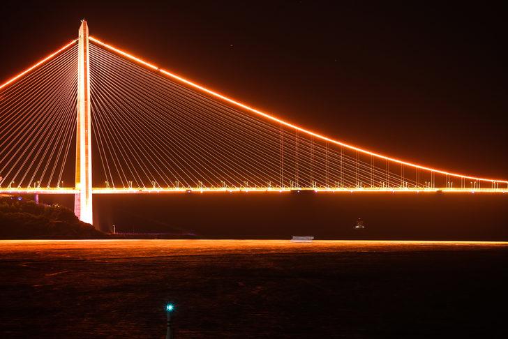 İstanbul’un köprüleri Sahil Güvenlik Komutanlığının 40. yılı için aydınlatıldı G5