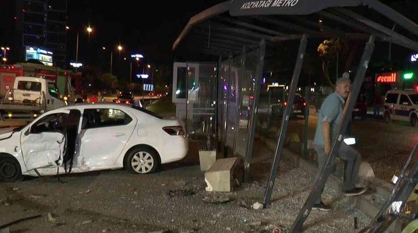 Son dakika: Kadıköy'de feci kaza! Otomobil durağa daldı: Çok sayıda yaralı var