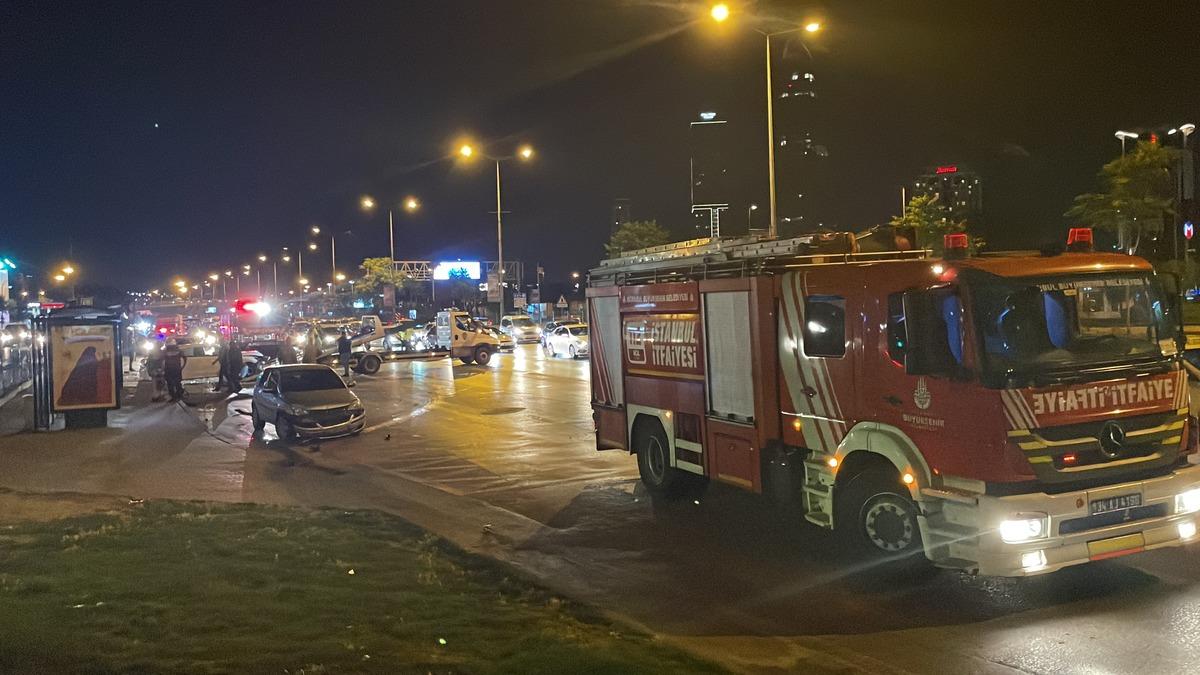 İstanbul'da bir aracın &ouml;nce otomobile ardından otob&uuml;s durağına &ccedil;arpması sonucu 5 kişi yaralandı