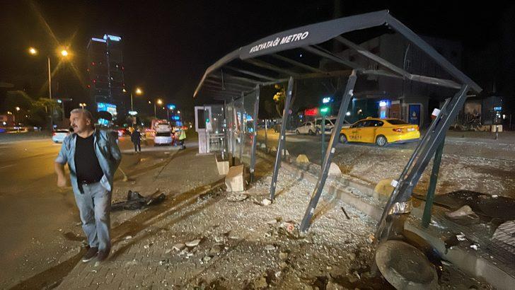 İstanbul'da bir aracın önce otomobile ardından otobüs durağına çarpması sonucu 5 kişi yaralandı G2