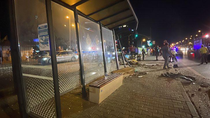 İstanbul'da bir aracın önce otomobile ardından otobüs durağına çarpması sonucu 5 kişi yaralandı G3